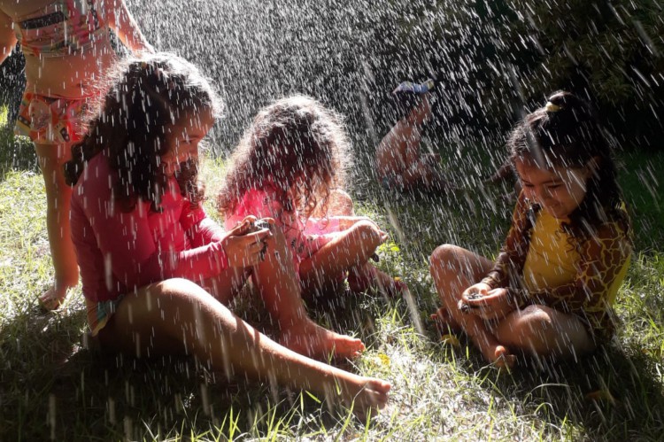 Colônia de férias promove atividades lúdicas para crianças em Fortaleza