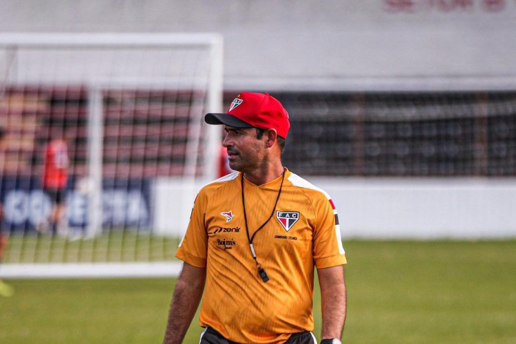 Técnico Sidney Moraes em treino do Ferroviário no estádio Elzir Cabral