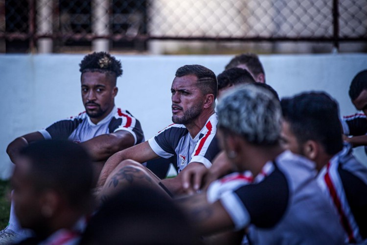 Atacante Edson Cariús em treino do Ferroviário no estádio Elzir Cabral