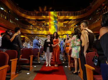 Casamento coletivo LGBT no Teatro São José reuniu 22 casais.  