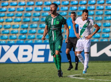 Atacante Flávio Torres comorando um gol na partida entre Floresta x Altos-PI, no Estádio Presidente Vargas 