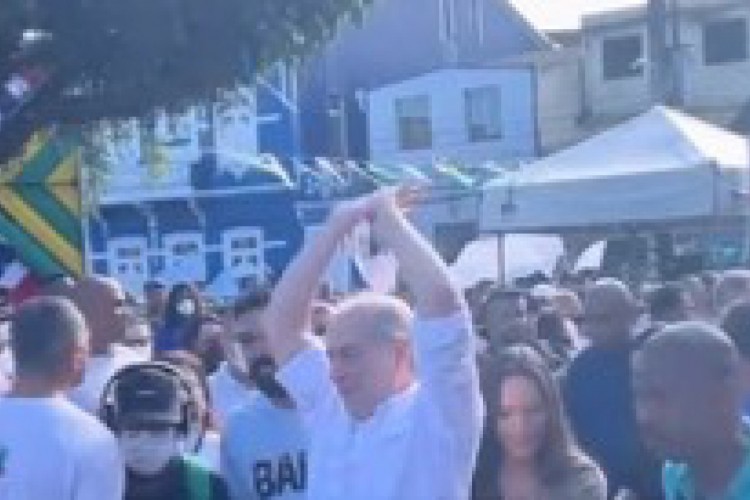 O pré-candidato à Presidência da República, Ciro Gomes (PDT), durante o tradicional cortejo cívico de Salvador, que saiu do Largo da Lapinha