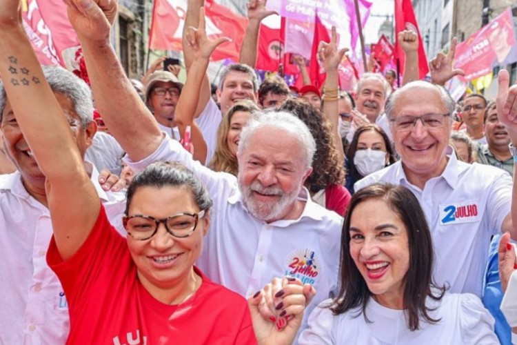 Lula ao lado de Alckmin em caminhada em Salvador