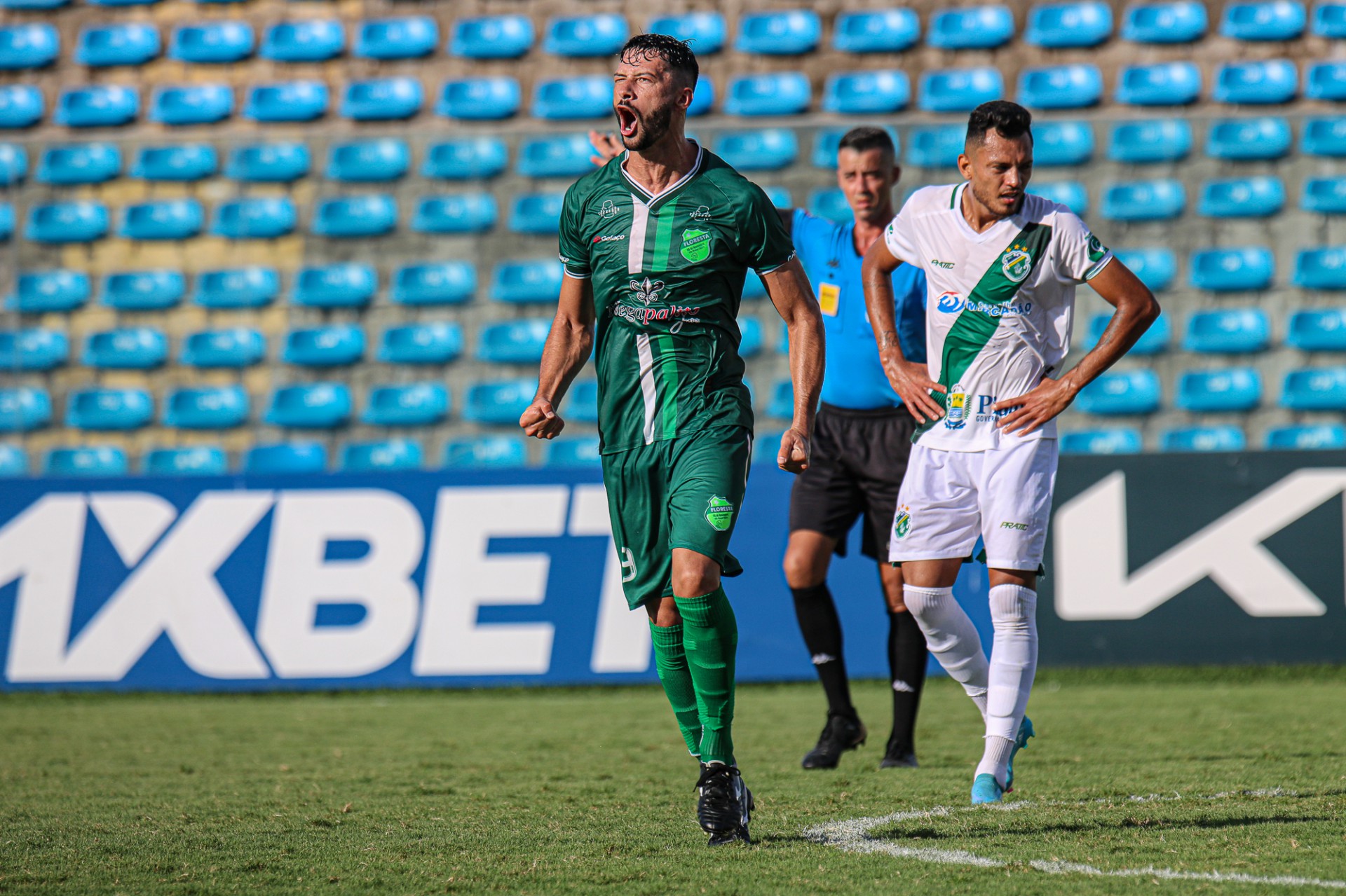Atacante Flávio Torres comorando um gol na partida entre Floresta x Altos-PI, no Estádio Presidente Vargas (Foto: Ronaldo Oliveira/ASCOM Floresta EC)