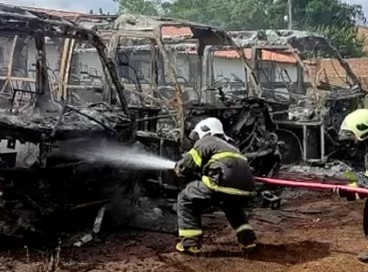 Fogo atingiu, pelo menos, três ônibus escolares que estavam estacionados no pátio da Prefeitura de Tamboril 