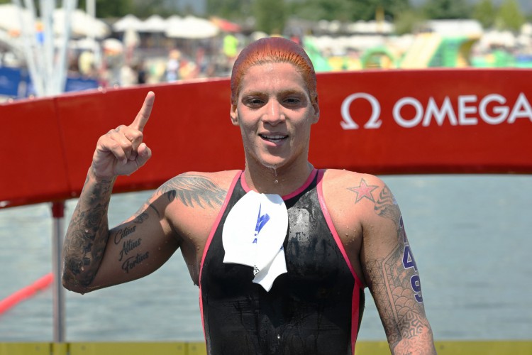 Brasileira Ana Marcela Cunha comemora vit&oacute;ria no Mundial de esportes aqu&aacute;ticos