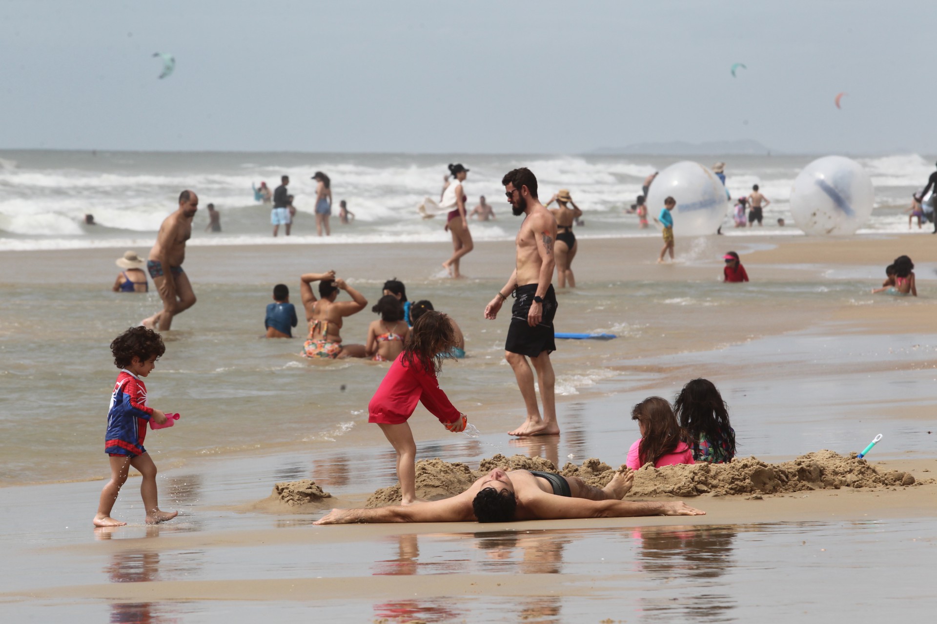 FORTALEZA CE, BRASIL, 03.07.2022: Primeiro fim de semana de julho na praia. A maré baixa é meio dia e a ideia é pegar piscininhas e ver as crianças, para falar com os pais. Falar de risco de afogamento. barraca Vila Galé, Praia do Futuro.  (fotos: Fabio Lima/O POVO)