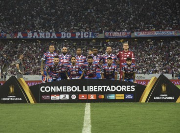 Atletas do Fortaleza antes da partida contra o Estudiantes, pelo jogo de ida das oitavas de final da Libertadores
 