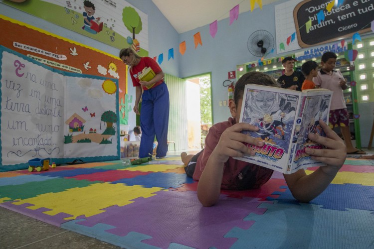 Roda de leitura na Biblioteca Municipal Herb&ecirc;nia Gurgel, no Conjunto Cear&aacute;