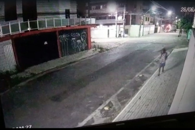 Crime foi registrado por câmeras de segurança