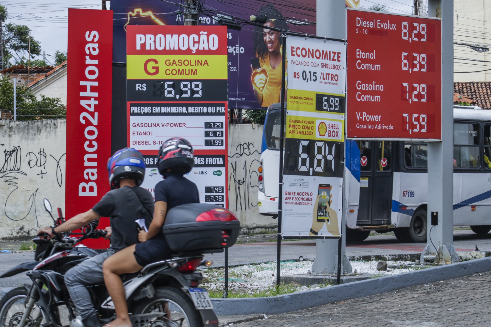 Para aumentar visibilidade do impacto da redução do ICMS no preço dos combustíveis, decreto presidencial obriga postos a informarem preço antes e depois da mudança (Foto: Thais Mesquita)