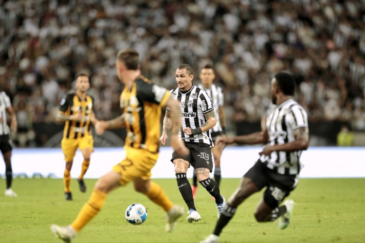 Ceará e The Strongest se enfrentaram nesta quarta-feira, 6, em jogo válido pelas oitavas de final da Copa Sul-Americana. Na foto, Vina e Mendoza disputam bola com adversários. 