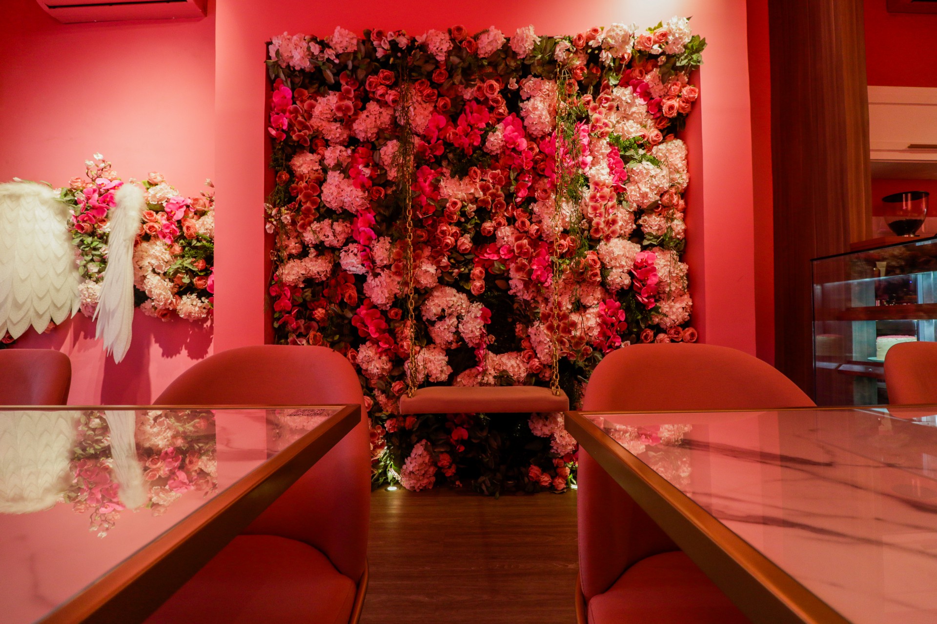 Pincoffe, nova cafeteria de Fortaleza. A decoração do espaço é toda rosa (Foto: Thais Mesquita)