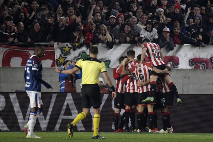 Jogadores do Estudiantes comemoram gol no jogo Estudiantes x Fortaleza, no estádio Jorge Luis Hirschi, pela Copa Libertadores