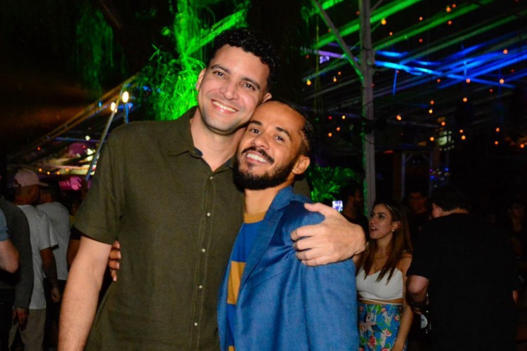 Charles Gama e Diogo Pinheiro em bar na Gávea comemorando vitória em No Limite