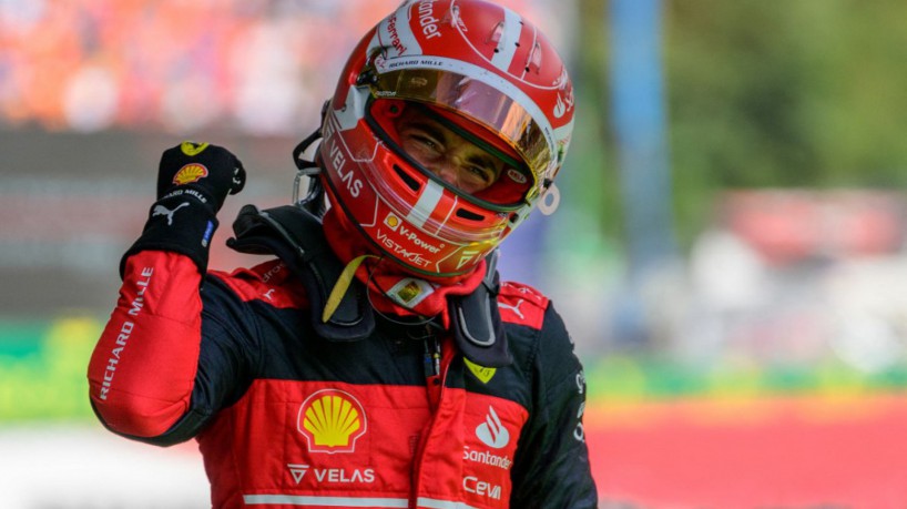 O piloto monegasco da Ferrari, Charles Leclerc, comemora depois de vencer o Grande Prêmio da Áustria de Fórmula 1 na pista de corrida do Red Bull Ring em Spielberg, na Áustria, em 10 de julho de 2022.
Jure Makovec/AFP