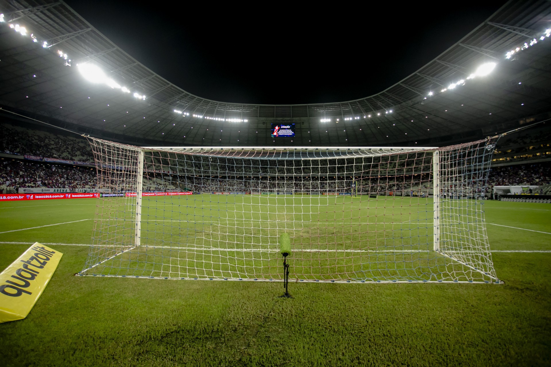 Castelão voltou a sofrer queda de energia durante jogo (Foto: Aurelio Alves)