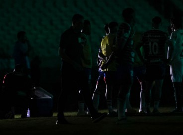 Jogadores no gramado durante apagão na Arena Castelão no jogo Fortaleza x Palmeiras, pelo Campeonato Brasileiro Série A 