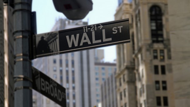 A sede do maior mercado financeiro do mundo, o dos Estados Unidos, fica na rua conhecida como Wall Street, no prédio da New York Stock Exchange. Saiba mais sobre mercado financeiro