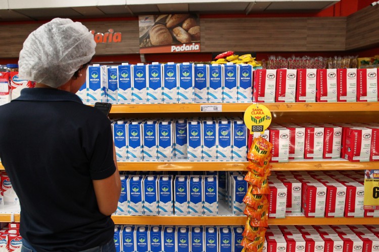 Desde o início de agosto, a cotação média do litro de leite no atacado já caiu quase 17%, de acordo com dados do Centro de Estudos Avançados em Economia Aplicada (Cepea)
