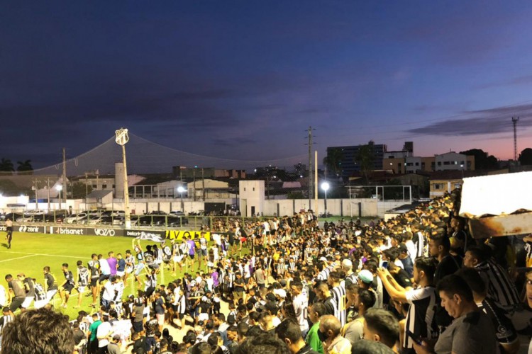 Torcida do Ceará compareceu em treino aberto em Porangabuçu às vésperas do Clássico-Rei pela Copa do Brasil. 