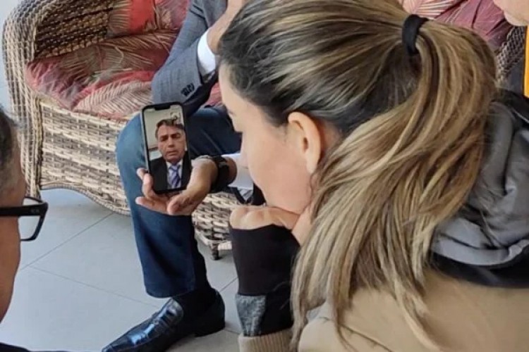 Presidente Jair Bolsonaro liga para família de petista morto por um de seus apoiadores em Foz do Iguaçu, no Paraná.