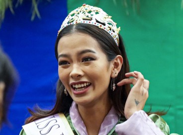 Nesta foto tirada em 30 de junho de 2022, Miss Butão 2022, Tashi Choden participa de um evento de orgulho organizado em sua homenagem em Thimphu 