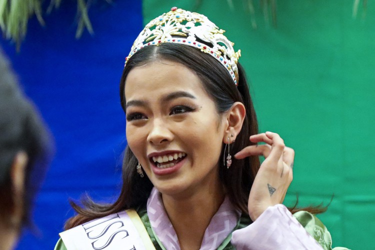 Nesta foto tirada em 30 de junho de 2022, Miss Butão 2022, Tashi Choden participa de um evento de orgulho organizado em sua homenagem em Thimphu