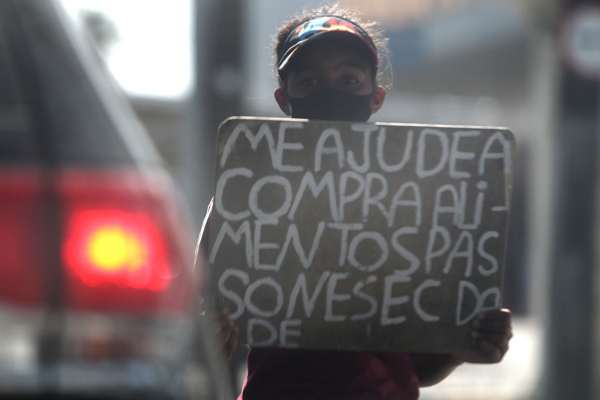 ￼ COM A PANDEMIA da Covid-19, a miséria impulsionou o  contingente de pedintes para esquinas, supermercados e shoppings de Fortaleza (Foto: FABIO LIMA)