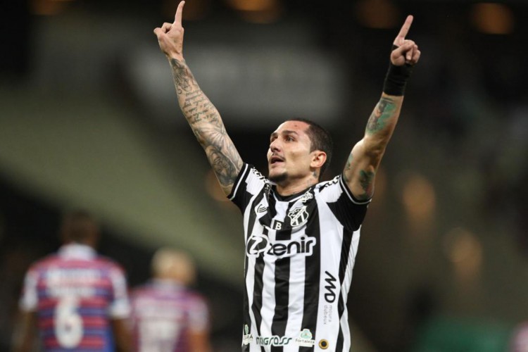 Vina comemorando na direção da torcida do Ceará, no Clássico-Rei válido pela Copa do Brasil, na Arena Castelão