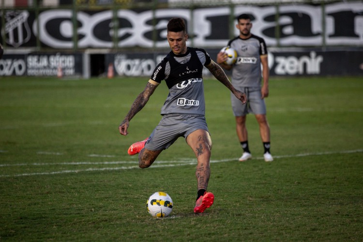 Volante Richard em treino do Ceará no estádio Carlos de Alencar Pinto, em Porangabuçu