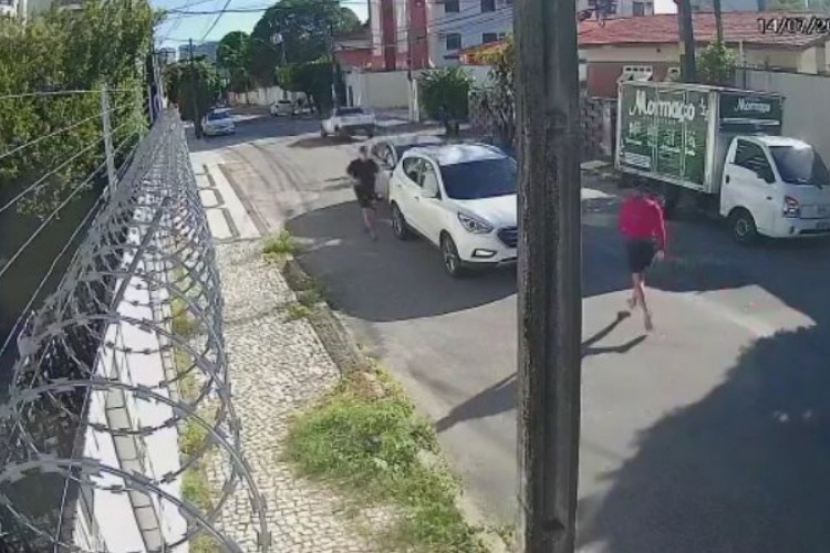 Criminosos cercam carros e motorista foge a pé. Caso registrado na quinta-feira, 14, no bairro Guararapes, em Fortaleza