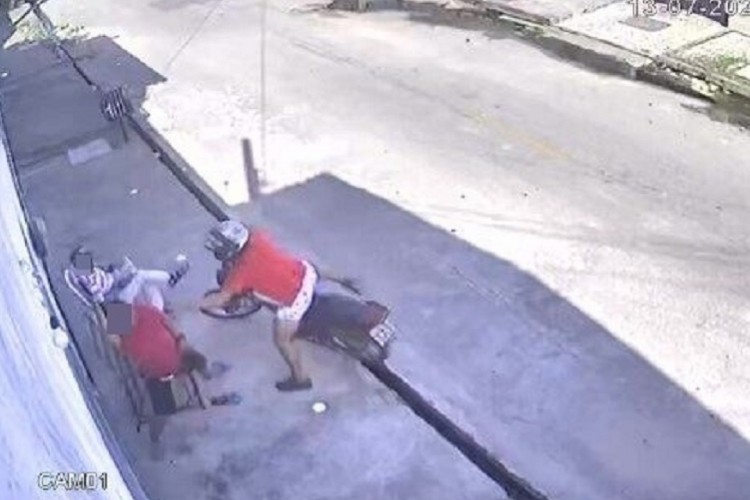 Vídeo mostra assaltante tentando abordar dois homens na Boa Vista. Um deles era um PM, que reagiu à ação e efetuou disparos contra o criminoso