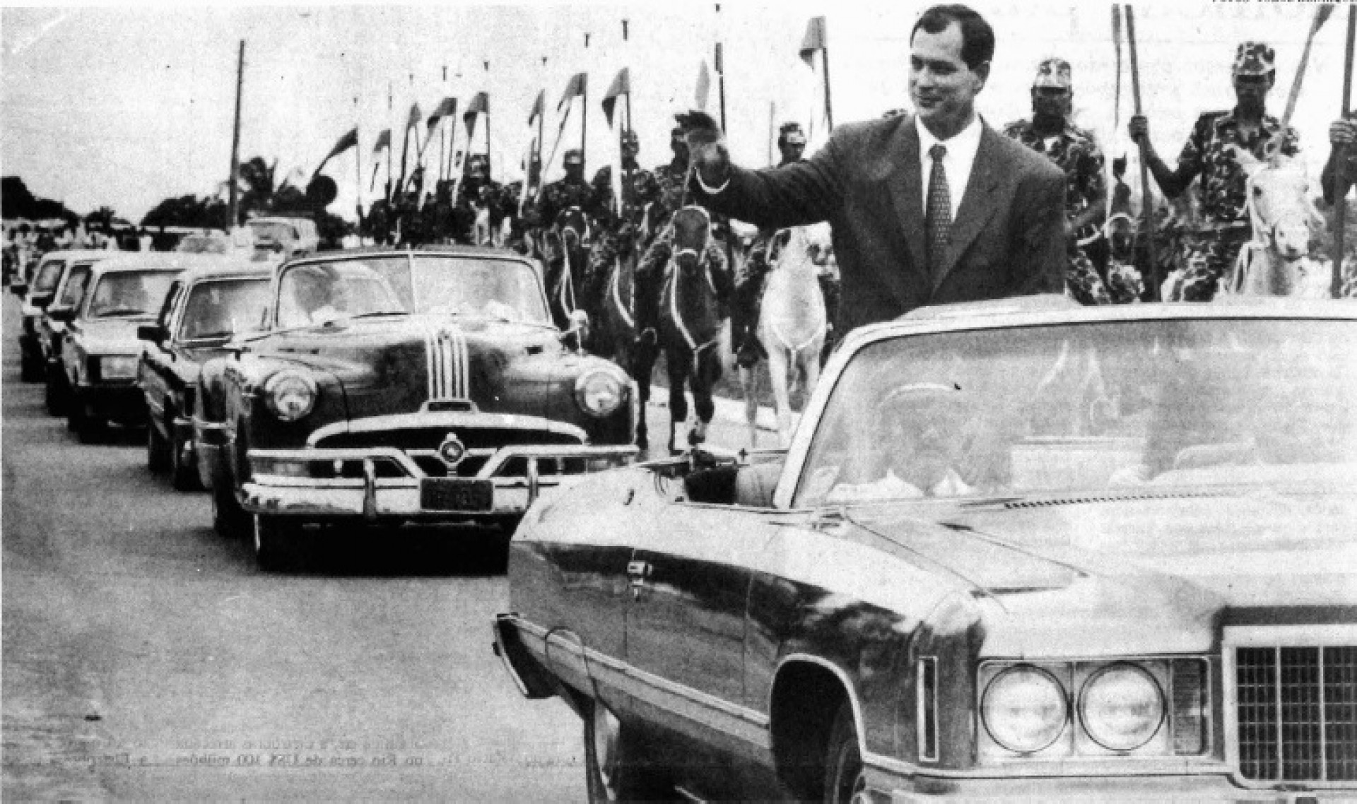 Ciro Gomes desfila em carro aberto ao tomar posse como governador(Foto: Jorge Henrique, em 15 de março de 1991)