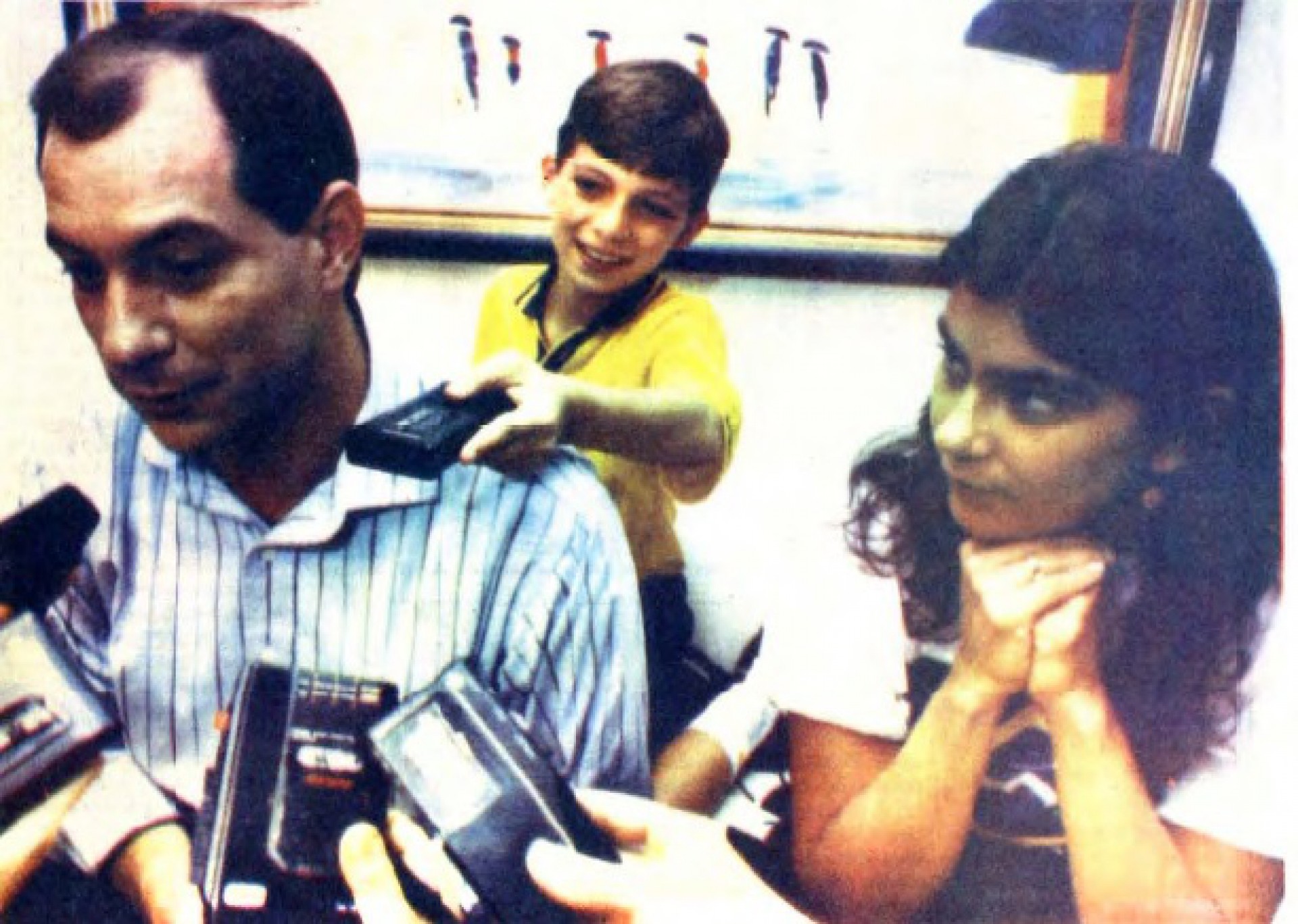 Ciro Gomes, o filho Cirinho e Patrícia Saboya, no anúncio de que Ciro aceitou convite para ser ministro e renunciaria ao governo do Ceará(Foto: Evilázio Bezerra, em 4/9/1994)