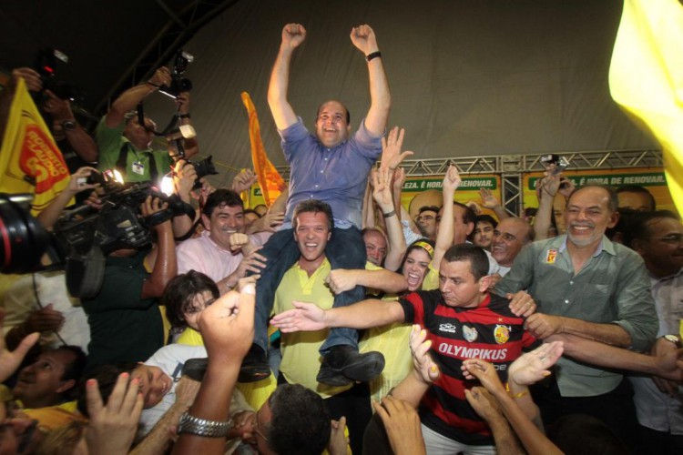 Roberto Cláudio carregado nos ombros por Ferruccio Feitosa na festa após ser eleito prefeito de Fortaleza(Foto: Igor de Melo, em 28/10/2012)