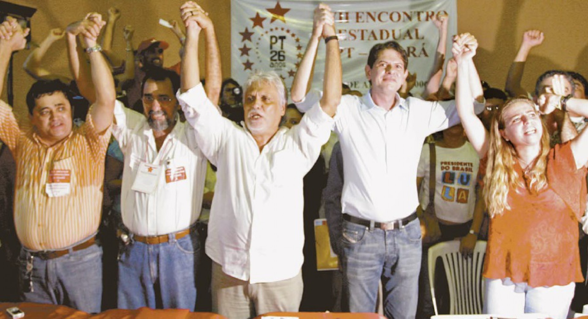Cid Gomes com dirigentes petistas, no dia em que o PT decidiu apoiá-lo ao Governo do Estado(Foto: Natinho Rodrigues, em 21/4/2006)