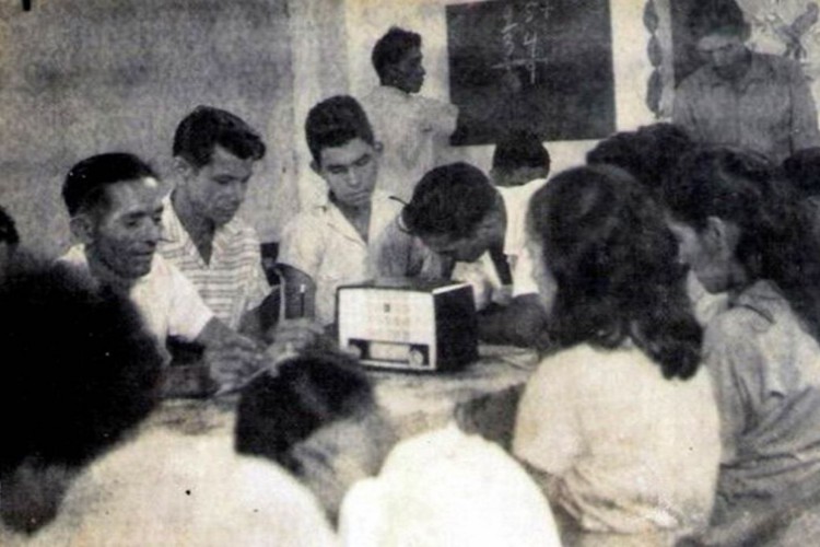 Rádio Escola 3  - Alunos de escola radiofônica. Fonte: Livro de Tombo. Figuras diversas, 1968-1975. Bragança: Tribunal de Contas da Cúria da Diocese de Bragança, s.d.