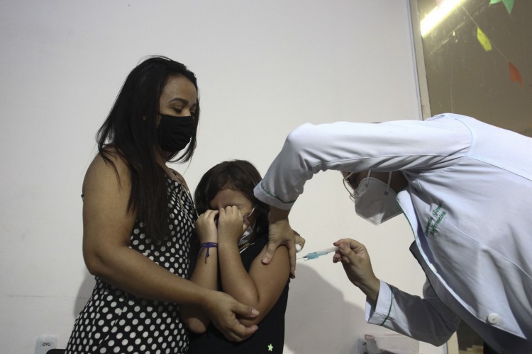 Alice Rebou&ccedil;as Vital, 7 anos, tomou a segunda dose pedi&aacute;trica nesta segunda-feira, 18, em Fortaleza