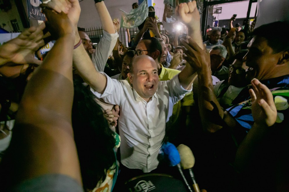 ROBERTO CLÁUDIO celebrou com apoiadores do lado de fora da sede do PDT após ser escolhido pelo diretório do partido (Foto: Aurelio Alves)