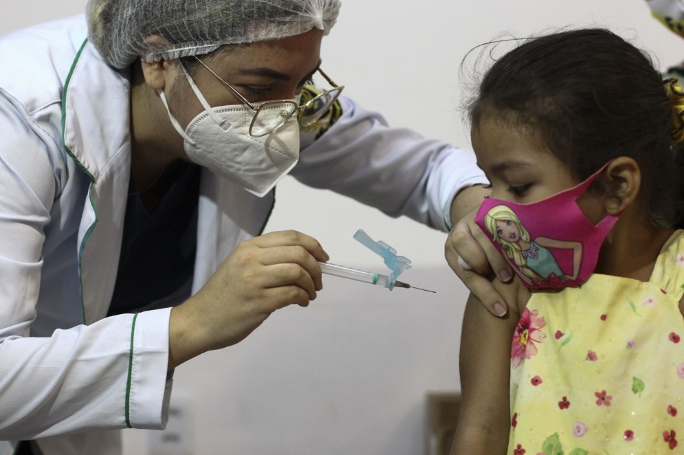 Ana Sara, 4 anos, foi vacinada contra Covid no primeiro dia disponível para a faixa etária dela