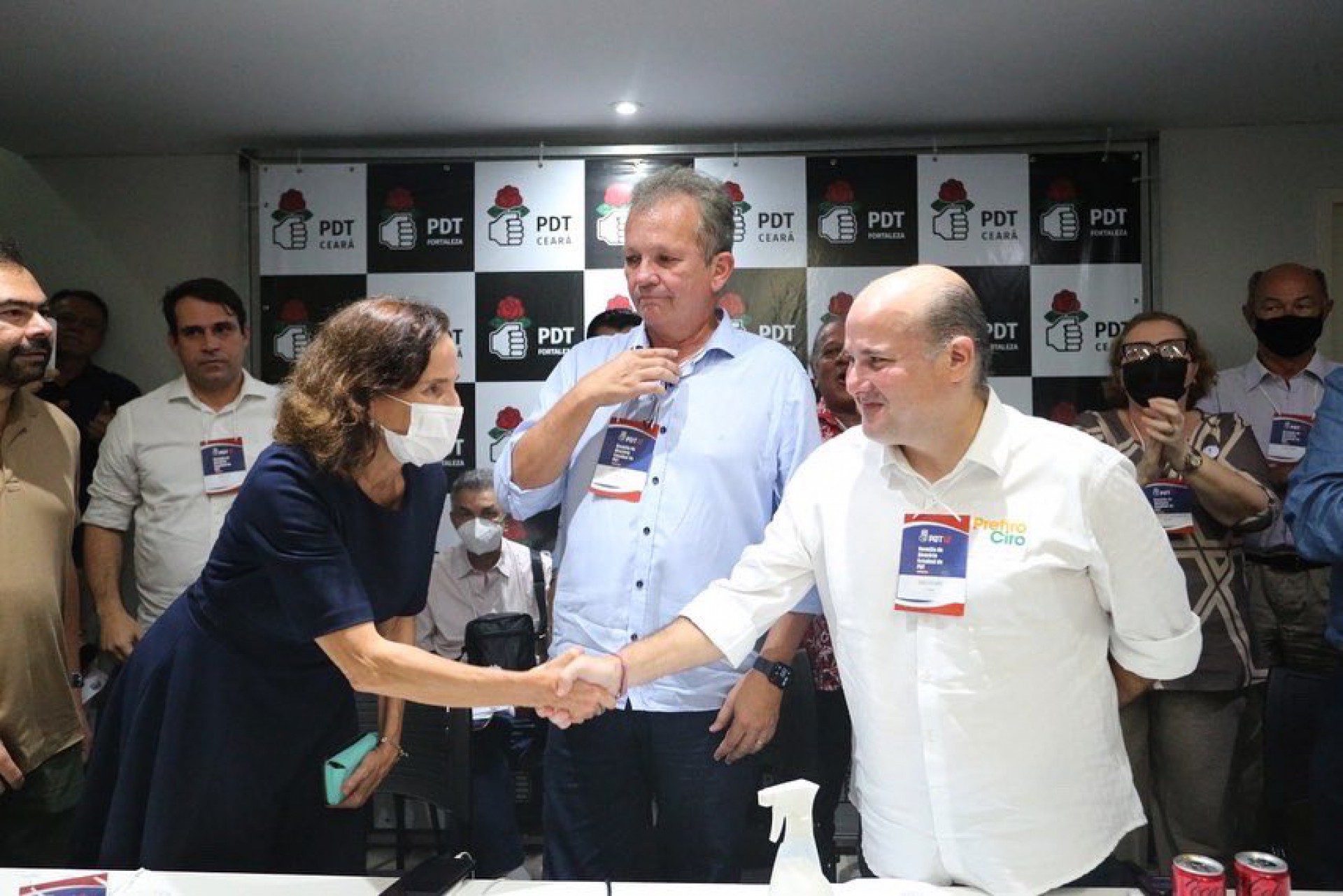 Izolda ao cumprimentar Roberto Cláudio após ele ser escolhido candidato do PDT a governador (Foto: Reprodução / Twitter / Roberto Cláudio)