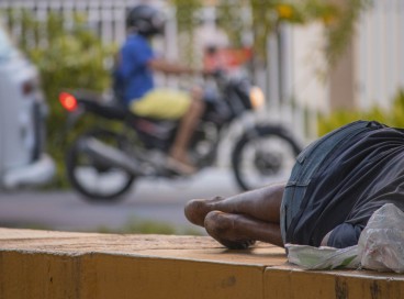 Essa norma visa combater a aporofobia, que é o medo, a aversão ou mesmo o ódio aos mais pobres.