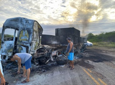 Colisão entre carretas na altura do km 184, na localidade Sítio Forquilha, em Jaguaretama 