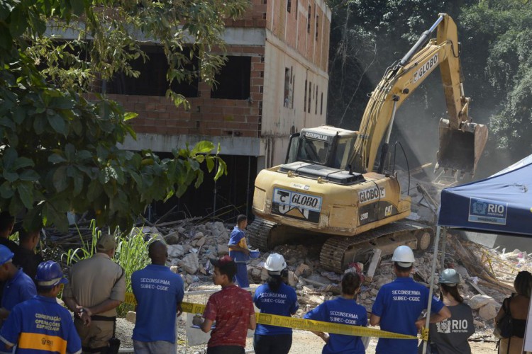 Prefeitura inicia trabalhos de demolição de dois prédios no condomínio Figueiras do Itanhangá, em Muzema, no Rio de Janeiro.