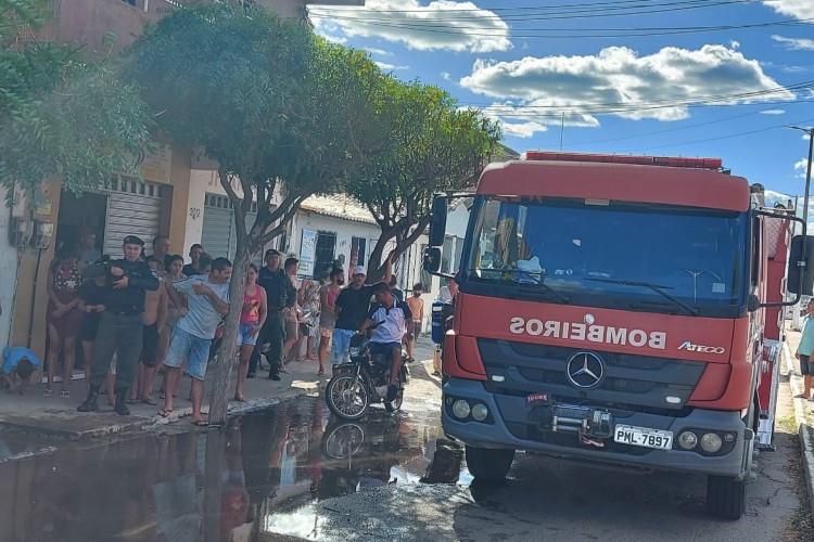 Um caminhão foi utilizado para conter as chamas


