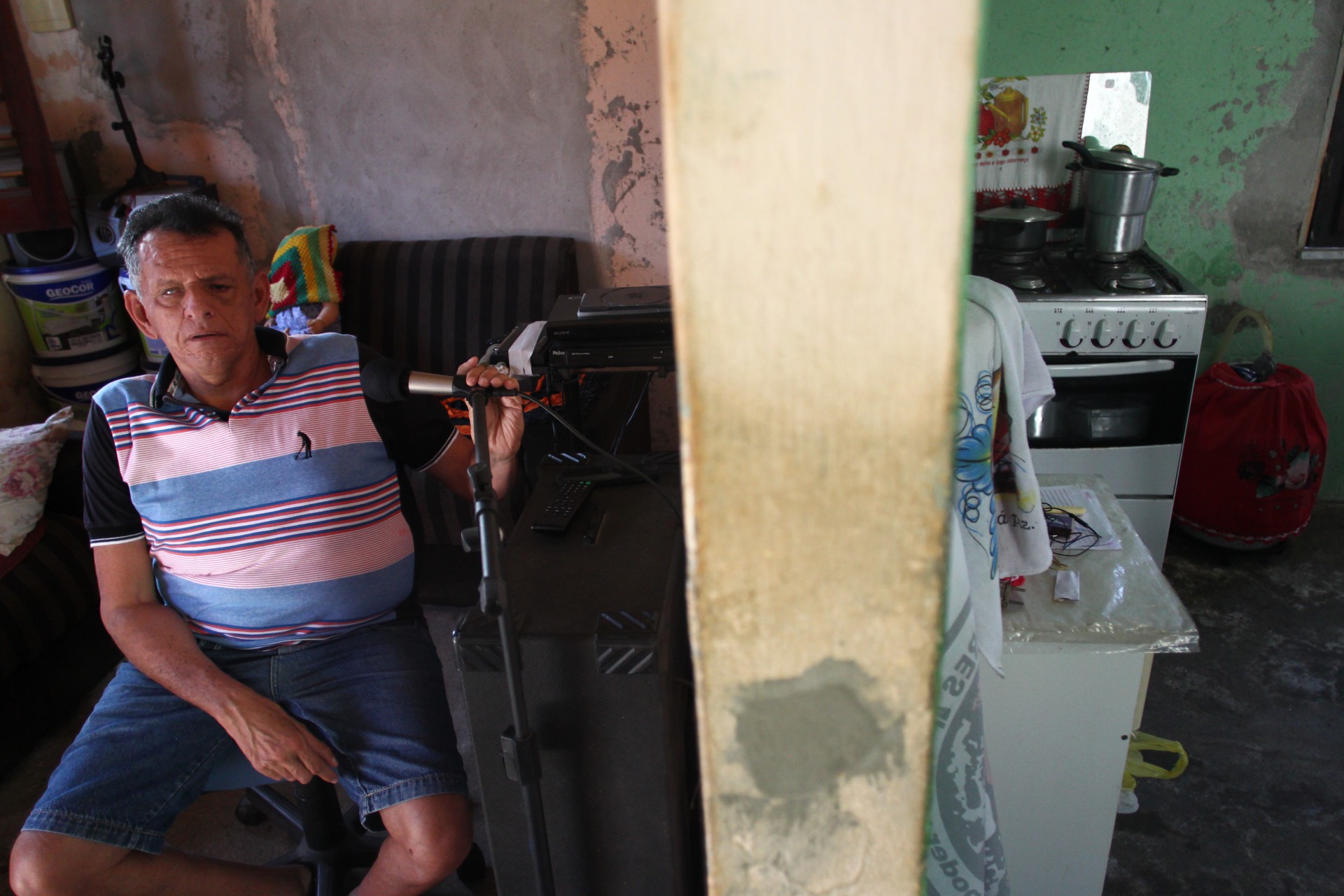 ￼Wayne mora no Conjunto Palmeiras há quase 50 anos (Foto: FABIO LIMA)