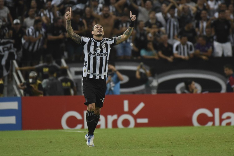 Meia Vina comemora gol no jogo Ceará x Fortaleza, na Arena Castelão, pela Copa do Brasil