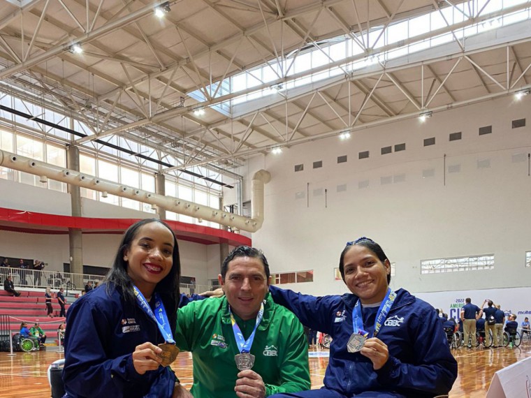Lidio Andrade, auxiliar técnico da seleção, e Ana Kelvia, ala da equipe 