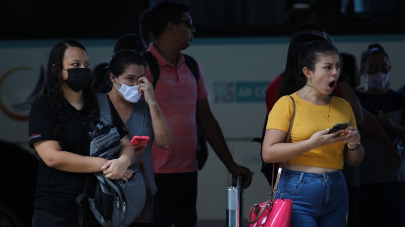 FORTALEZA CE, BRASIL, 20.07.2022: Campanha educativa para incentivar o uso de máscaras nos ônib...